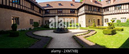 Potsdam, Brandenburg, Deutschland - März 2019: Garten im Schloss Cecilienhof - Schloss Cecilienhof - historischer Ort der Potsdamer Konferenz von 1945 - Teil Stockfoto