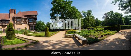 Potsdam, Brandenburg, Deutschland - März 2019: Garten im Schloss Cecilienhof - Schloss Cecilienhof - historischer Ort der Potsdamer Konferenz von 1945 - Teil Stockfoto