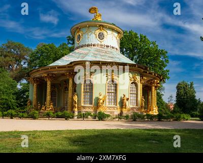 Potsdam, Brandenburg, Deutschland - Mai 2022: Chinesisches Teehaus mit goldenen Statuen, goldenen Säulen und goldenen Fensterrahmen. Teil des Sanssouci Parks (18 Stockfoto