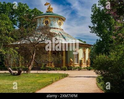 Potsdam, Brandenburg, Deutschland - Mai 2022: Chinesisches Teehaus mit goldenen Statuen, goldenen Säulen und goldenen Fensterrahmen. Teil des Sanssouci Parks (18 Stockfoto