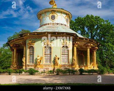 Potsdam, Brandenburg, Deutschland - Mai 2022: Chinesisches Teehaus mit goldenen Statuen, goldenen Säulen und goldenen Fensterrahmen. Teil des Sanssouci Parks (18 Stockfoto