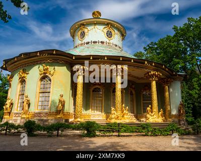 Potsdam, Brandenburg, Deutschland - Mai 2022: Chinesisches Teehaus mit goldenen Statuen, goldenen Säulen und goldenen Fensterrahmen. Teil des Sanssouci Parks (18 Stockfoto