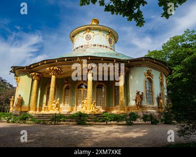 Potsdam, Brandenburg, Deutschland - Mai 2022: Chinesisches Teehaus mit goldenen Statuen, goldenen Säulen und goldenen Fensterrahmen. Teil des Sanssouci Parks (18 Stockfoto