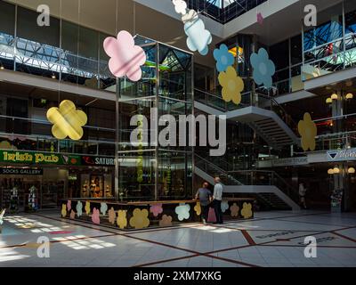 Berlin, Deutschland - Mai 2022: Wasseruhr im Europa-Zentrum am Breitscheidplatz, Symbol West-Berlins während des Kalten Krieges. Die Uhr des fließenden Ti Stockfoto