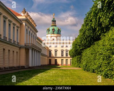 Berlin – Mai 2022: Schloss Charlottenburg ist ein barockes Schloss in Charlottenburg. Blick vom Seitengarten. Europa. Stockfoto