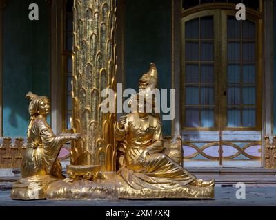 Potsdam, Brandenburg, Deutschland - Mai 2022: Chinesisches Teehaus mit goldenen Statuen, goldenen Säulen und goldenen Fensterrahmen. Teil des Sanssouci Parks (18 Stockfoto