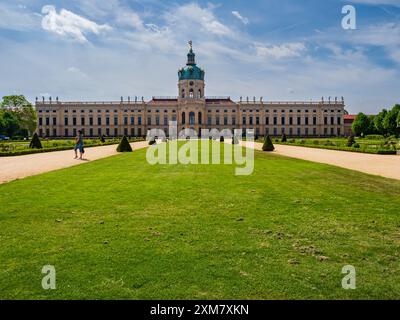 Berlin – Mai 2022: Schloss Charlottenburg ist ein barockes Schloss in Charlottenburg. Blick von der Gartenseite. Stockfoto