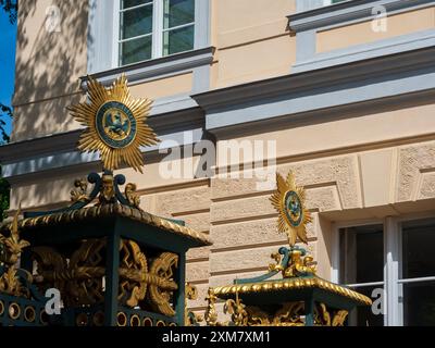 Berlin - Mai 2022: Reich verzierter und vergoldeter Zaun des Schlosses Charlottenburg. Schwarzer Adler auf dem Goldenen Stern, Europa Stockfoto