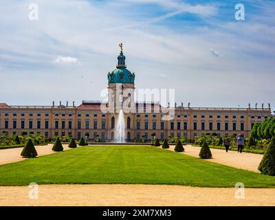 Berlin – Mai 2022: Schloss Charlottenburg ist ein barockes Schloss in Charlottenburg. Blick von der Gartenseite. Stockfoto