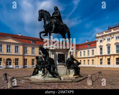 Berlin, Deutschland - Mai 2022: Statue von Friedrich Wilhelm auf Pferd vor Schloss Charlottenburg. Europa. Stockfoto