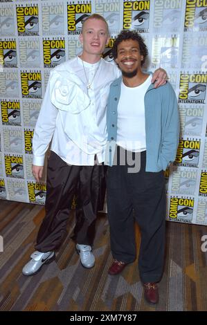 Jojo Macari und Moe Hashim beim Photocall zur Amazon Prime Videoserie That About to die auf der San Diego Comic-Con International 2024 im Hilton Bayfront Hotel. San Diego, 25.07.2024 *** Jojo Macari und Moe Hashim beim Fotobesuch für die Amazon Prime Video-Serie That About To die auf der San Diego Comic Con International 2024 im Hilton Bayfront Hotel San Diego, 25 07 2024 Foto:xD.xStarbuckx/xFuturexImagex die 4741 Stockfoto