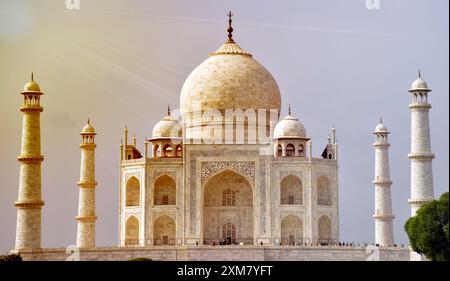 10-08-2023, Agra, Uttar pradesh, Indien. Taj Mahal, eines der sieben Wunder, Sonnenstrahlen am Abend Stockfoto