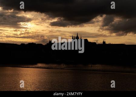 Prager Burg Silhouette vor farbenfrohen Sonnenuntergang über der Moldau und dem Stadtteil Mala Strana in Prag, der Hauptstadt der Tschechischen republik Stockfoto
