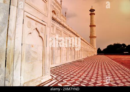 10-08-2023, Agra, Uttar pradesh, Indien. Taj Mahal, eines der sieben Wunder, Taj Mahal Wände und Fenster aus weißem Marmor Stockfoto