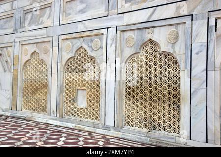 10-08-2023, Agra, Uttar pradesh, Indien. Eines der sieben Wunder, Taj Mahal Wände und Fenster aus weißem Marmor Stockfoto