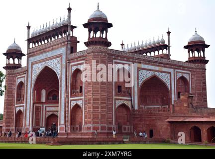 10-08-2023, Agra, Uttar pradesh, Indien großes Tor (Darwaja-i rauza) taj mahal Eingangstor, die Außenseite dieses Tors ist aus rotem Sandstein Stockfoto