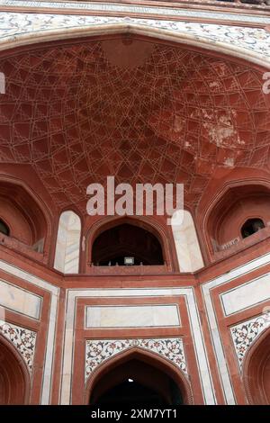 10-08-2023, Agra, Uttar pradesh, Indien großes Tor (Darwaja-i rauza) taj mahal Eingangstor, die Außenseite dieses Tors ist aus rotem Sandstein Stockfoto