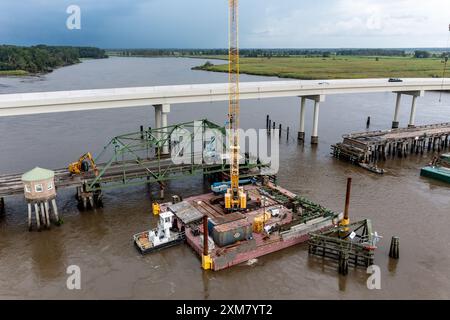 Die Demontage der Houlihan-Brücke. Die Houlihan Bridge in Port Wentworth, die an ihren grünen Stahlträgern, flankiert von einem sechseckigen Radhaus, erkannt wird Stockfoto