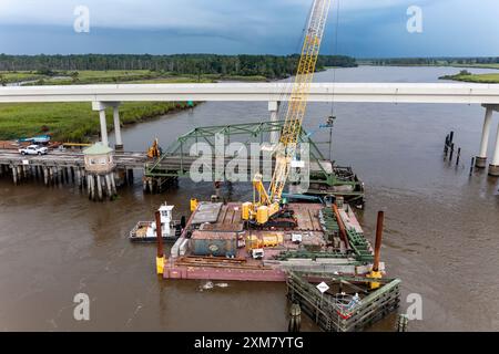 Die Demontage der Houlihan-Brücke. Die Houlihan Bridge in Port Wentworth, die an ihren grünen Stahlträgern, flankiert von einem sechseckigen Radhaus, erkannt wird Stockfoto