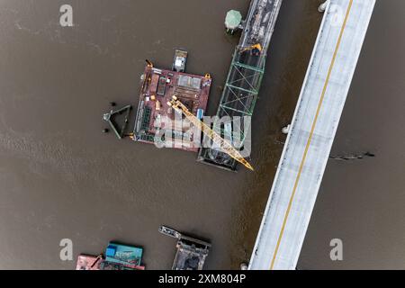 Die Demontage der Houlihan-Brücke. Die Houlihan Bridge in Port Wentworth, die an ihren grünen Stahlträgern, flankiert von einem sechseckigen Radhaus, erkannt wird Stockfoto