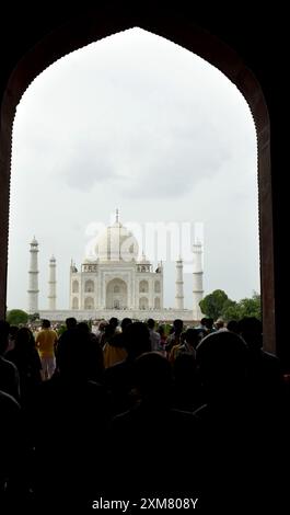 10-08-2023, Agra, Uttar pradesh, Indien. Taj Mahal indianerpalast. Tür zur Moschee Stockfoto