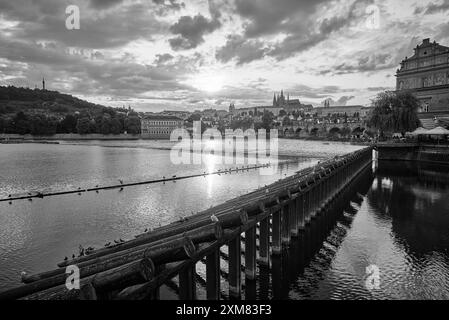 Blick auf die Prager Burg, die Moldau und das Viertel Mala Strana in Prag, Hauptstadt der Tschechischen republik am 24. Juli 2024 Stockfoto