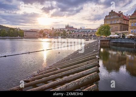 Farbenfroher Sonnenuntergang mit Blick auf die Prager Burg, die Moldau und das Viertel Mala Strana in Prag, Hauptstadt der Tschechischen republik am 24. Juli 2024 Stockfoto