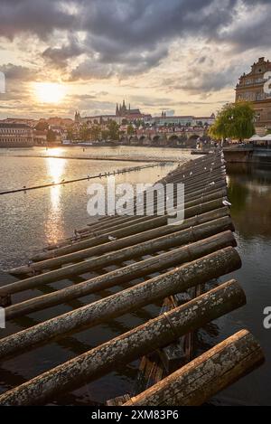 Farbenfroher Sonnenuntergang mit Blick auf die Prager Burg, die Moldau und das Viertel Mala Strana in Prag, Hauptstadt der Tschechischen republik am 24. Juli 2024 Stockfoto