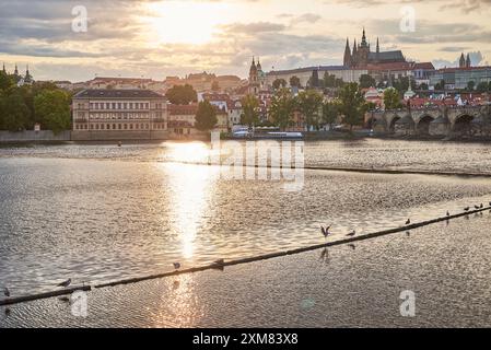 Farbenfroher Sonnenuntergang mit Blick auf die Prager Burg, die Moldau und das Viertel Mala Strana in Prag, Hauptstadt der Tschechischen republik am 24. Juli 2024 Stockfoto