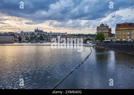 Farbenfroher Sonnenuntergang mit Blick auf die Prager Burg, die Moldau und das Viertel Mala Strana in Prag, Hauptstadt der Tschechischen republik am 24. Juli 2024 Stockfoto