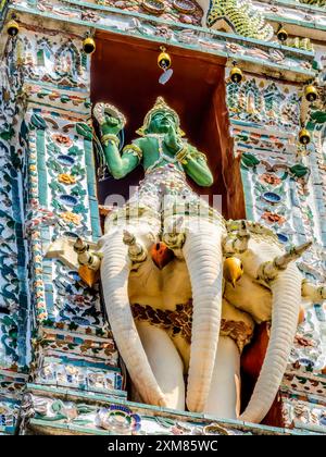 Kolosser Keramikkrieger Elefant Prang Wat Arun Buddhist Temple of Dawn Complex Bangkok Thailand. Erbaut in 1600er Jahren Einer der ältesten Tempel Thailands. Stockfoto