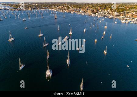 Luftbilder vom Hafen von Newport an einem atemberaubenden Herbstabend. Newport-Rhode Island. Hochauflösende Stockfotos vom Hafen von Newport. ©Paul Todd/OUTSIDEIMAGES. C Stockfoto