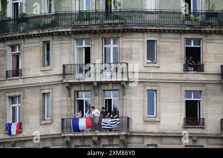 Vor der Eröffnungszeremonie der Olympischen Spiele 2024 in Frankreich beobachten die Menschen von einem Balkon aus. Bilddatum: Freitag, 26. Juli 2024. Stockfoto