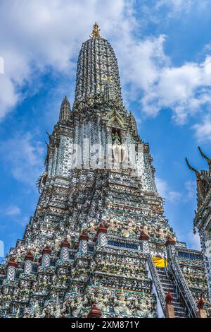 Kolosser Keramikkrieger Elefant Prang Wat Arun Buddhist Temple of Dawn Complex Bangkok Thailand. Erbaut in 1600er Jahren Einer der ältesten Tempel Thailands. Stockfoto