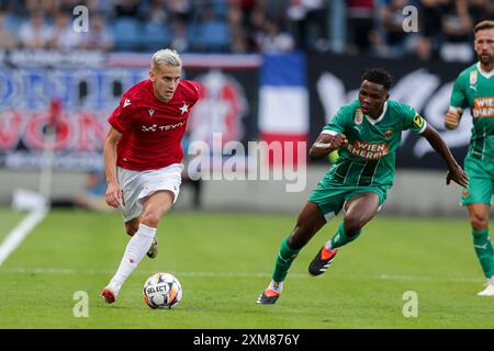 Krakau, Polen. Juli 2024. Olivier Sukiennicki von Wisla Krakau (L) und Mamadou Sangare von Rapid Wien (R) wurden während des Eliminations-Fußballspiels der UEFA Europa League 2024/2025 zwischen Wisla Krakau und Rapid Wien im Stadtstadion gesehen. Endpunktzahl: Wisla Krakau 1:2 Rapid Wien. (Foto: Grzegorz Wajda/SOPA Images/SIPA USA) Credit: SIPA USA/Alamy Live News Stockfoto