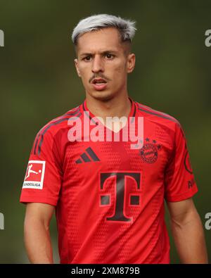 ROTTACH-EGERN, DEUTSCHLAND - 24. JULI: Bryan Zaragoza von Bayern München schaut während des Vorsaison-Freundschaftsspiels zwischen FC Rottach Egern und FC Bayern München am Sportplatz Birkenmoos am 24. Juli 2024 in Rottach-Egern, Bayern auf, Deutschland. © diebilderwelt / Alamy Stock Stockfoto