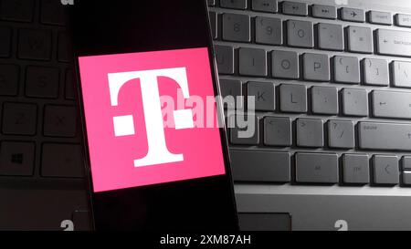 China. Juli 2024. In dieser Abbildung wird das T-Mobile Logo auf einem Smartphone mit einer Laptop-Tastatur im Hintergrund angezeigt. (Foto von Serene Lee/SOPA Images/SIPA USA) *** ausschließlich für redaktionelle Nachrichten *** Credit: SIPA USA/Alamy Live News Stockfoto