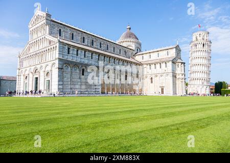Pisa, Italien - 29. Juni 2023: Berühmtes Wahrzeichen des Schiefen Turms mit blauem Himmel und weißem Marmor aus der Renaissance Stockfoto