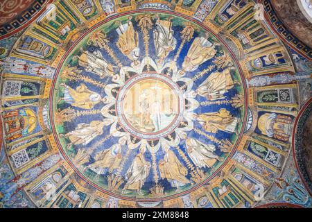 RAVENNA, ITALIEN - 12. JUNI 2024: Das Mosaik im neonischen Baptisterium neben der Kathedrale von Ravenna Stockfoto