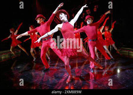 Zentrum: Anna-Jane Casey (Charity Hope Valentine) in SWEET CHARITY im Crucible Theatre, Sheffield, England 17/12/2002 Buch: Neil Simon Musik: CY Coleman Text: Dorothy Fields Design: Robert Jones Beleuchtung: Tim Mitchell Choreograf: Karen Bruce Regie: Timothy Sheader Stockfoto