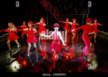 Zentrum: Anna-Jane Casey (Charity Hope Valentine) in SWEET CHARITY im Crucible Theatre, Sheffield, England 17/12/2002 Buch: Neil Simon Musik: CY Coleman Text: Dorothy Fields Design: Robert Jones Beleuchtung: Tim Mitchell Choreograf: Karen Bruce Regie: Timothy Sheader Stockfoto