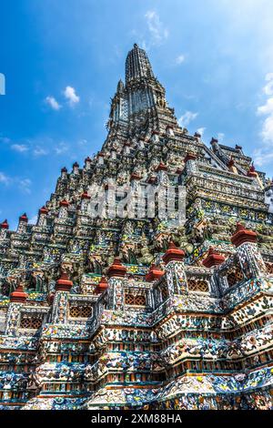 Koloful Keramik Warrior Elephant Central Prang Wat Arun Buddhist Temple of Dawn Complex Bangkok Thailand. Erbaut in 1600er Jahren Einer der ältesten Tempel in Tha Stockfoto