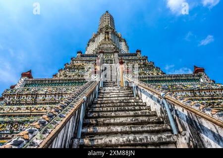 Coloful Keramik Elephant Treppen Central Prang Wat Arun Buddhist Temple of Dawn Complex Bangkok Thailand. Erbaut in 1600er Jahren Einer der ältesten Tempel Thailands Stockfoto