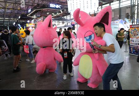 Shanghai, China. Juli 2024. Besucher besuchen ChinaJoy 2024 in Shanghai, Ostchina, 26. Juli 2024. Die 21. China Digital Entertainment Expo and Conference (Chinajoy 2024) startete am Mittwoch im Shanghai New International Expo Center, an dem über 600 Aussteller aus 31 Ländern und Regionen weltweit teilnahmen. Quelle: Fang Zhe/Xinhua/Alamy Live News Stockfoto