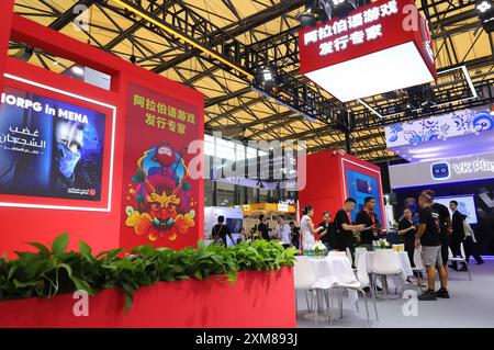 Shanghai, China. Juli 2024. Besucher besuchen ChinaJoy 2024 in Shanghai, Ostchina, 26. Juli 2024. Die 21. China Digital Entertainment Expo and Conference (Chinajoy 2024) startete am Mittwoch im Shanghai New International Expo Center, an dem über 600 Aussteller aus 31 Ländern und Regionen weltweit teilnahmen. Quelle: Fang Zhe/Xinhua/Alamy Live News Stockfoto