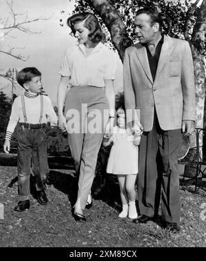 Lauren Bacall und Humphrey Bogart. Porträt der US-amerikanischen Schauspieler Lauren Bacall (* Betty Joan Perske, 1924–2014) und Humphrey DeForest Bogart (1899–1957) mit ihren beiden Kindern Stephen Humphrey Bogart und Leslie im Jahr 1956 Stockfoto