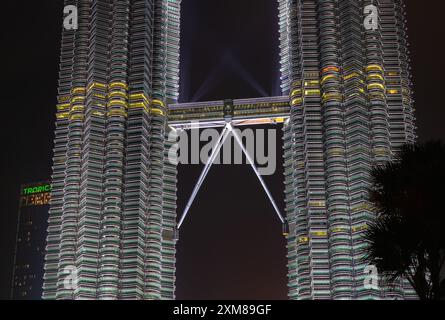 Ein Nahaufnahme der Skybridge der Petronas Twin Towers bei Nacht. Stockfoto