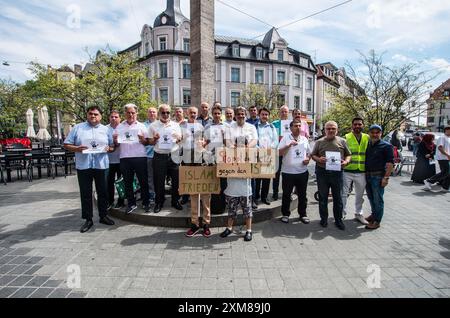 26. Juli 2024: Organisiert von Aykan Inan vom DITIB, überwacht Mitglieder des Verfassungsschutzes graue Wölfe, Union Internationaler Demokraten, Grauer Wolf-Tuerkisches Kulturzentrum München, und der heimliche Migrationsbeirat versuchte, einen rassistischen Messerstechangriff zu instrumentalisieren, indem er seine Mic-Zeit benutzte, um die Polizei anzuprangern und zu diskreditieren, Islamophobie, die Staatsanwälte und Ermittler und den deutschen Staat selbst zu beschuldigen. (Kreditbild: © Sachelle Babbar/ZUMA Press Wire) NUR REDAKTIONELLE VERWENDUNG! Nicht für kommerzielle ZWECKE! Stockfoto