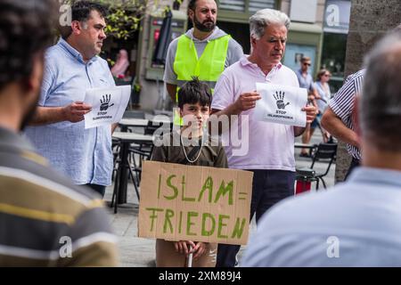 26. Juli 2024: Organisiert von Aykan Inan vom DITIB, überwacht Mitglieder des Verfassungsschutzes graue Wölfe, Union Internationaler Demokraten, Grauer Wolf-Tuerkisches Kulturzentrum München, und der heimliche Migrationsbeirat versuchte, einen rassistischen Messerstechangriff zu instrumentalisieren, indem er seine Mic-Zeit benutzte, um die Polizei anzuprangern und zu diskreditieren, Islamophobie, die Staatsanwälte und Ermittler und den deutschen Staat selbst zu beschuldigen. (Kreditbild: © Sachelle Babbar/ZUMA Press Wire) NUR REDAKTIONELLE VERWENDUNG! Nicht für kommerzielle ZWECKE! Stockfoto