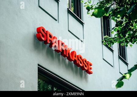 Sparkasse Gebäude mit rotem Schriftzug 16.07.24, Weimar: Symbolfoto, Illustrationsbild, Symbolbild, Illustrationsfoto, Alltagsszene Sparkasse Gebäude mit rotem Schriftzug das Bild zeigt ein Gebäude mit einem großen, roten Schriftzug SPARKASSE an der Außenwand, der auf eine bekannte deutsche Bankengruppe hinweist. Die Fassade des Gebäudes ist hell und glatt, mit mehreren Fenstern. Im oberen Bereich des Bilds sind grüne Blätter eines Baumes zu sehen, die Bild ein natürliches Element hinzufügen. Weimar Thüringen Deutschland *** Sparkasse mit roter Schrift 16 07 24, Weimar Symbol Foto, Stockfoto